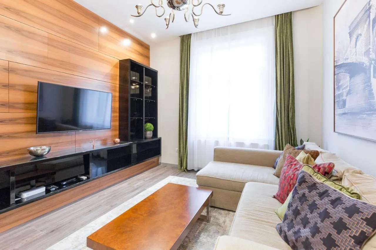 Lejlighed De Luxe Suite In The Absolute Center Budapest
